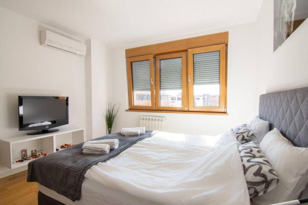A Blok New Modern - Free Garage Parking, Comfortable, Quiet With A Park View Belgrad Exterior foto